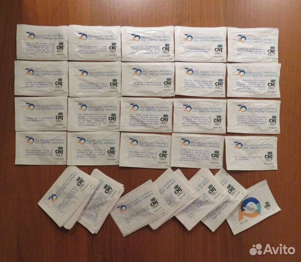 Коллекция пустых пакетиков сахара