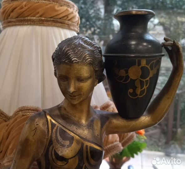 Скульптура Девушка с кувшином на мраморной основе