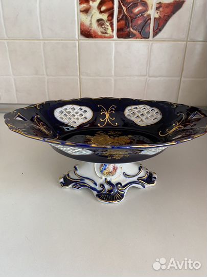 Ваза для фруктов на ножке