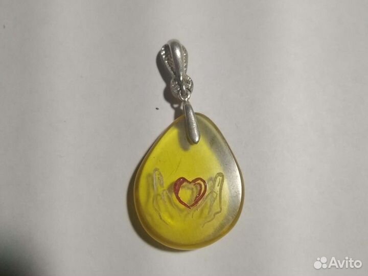 Кулон из янтаря
