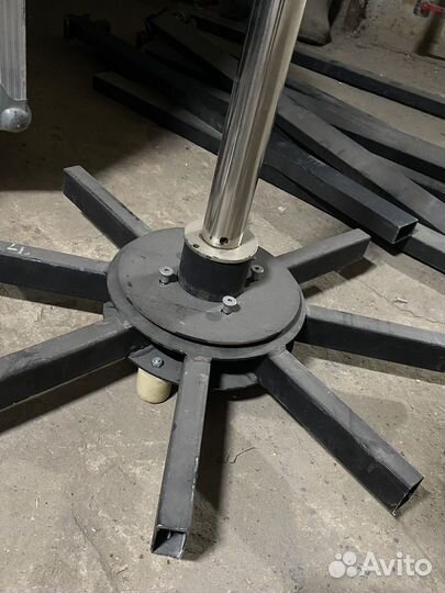 Пилон с подиумом