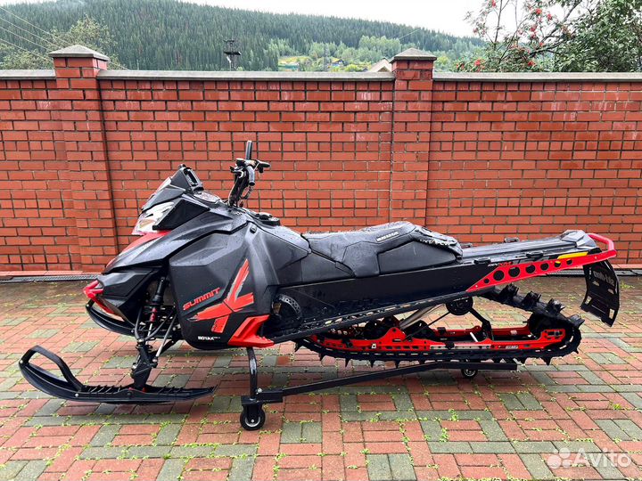 Снегоход BRP Ski-Doo Summit 800