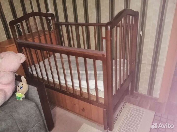 Детская кровать с маятником и ящиком