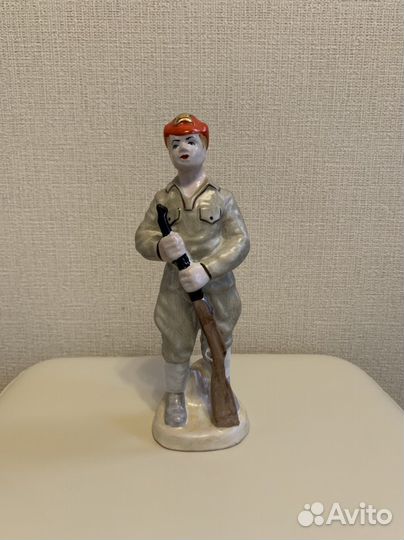 Фарфоровая статуэтка 