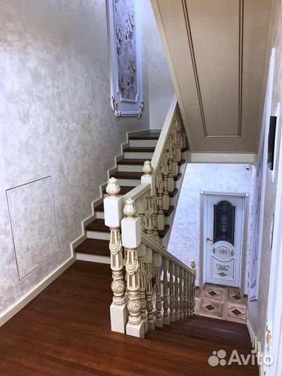 Деревянные лестницы с резными балясинами