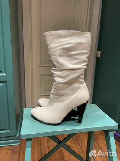 Белые зимние кожаные сапоги на каблуке 38