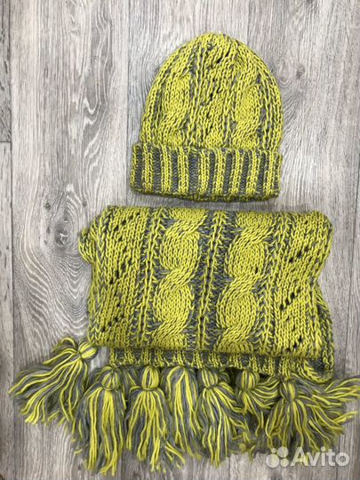 Продам комплект - шапка и шарф