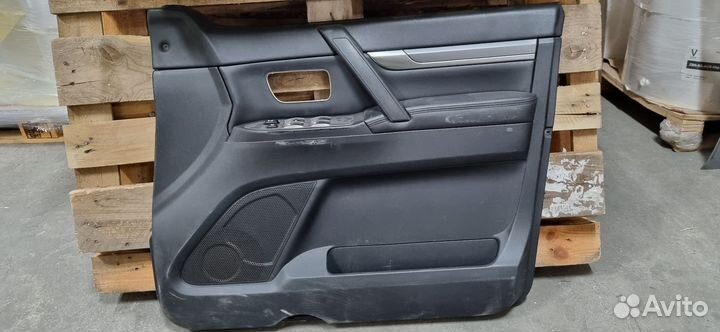 Обшивка двери передней правой mitsubishi pajero 4