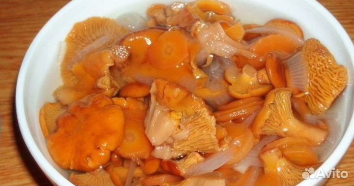 Маринованные грибы лисички, помидоры, огурцы