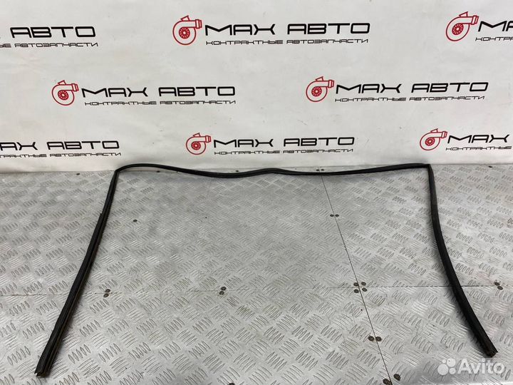 Б/У накладка лобового стекла (молдинг) передний