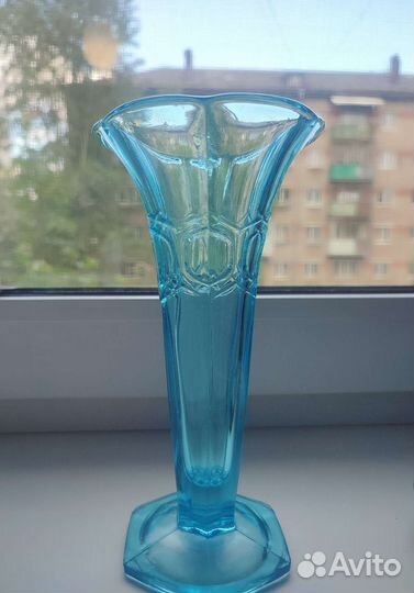 Вазы старинные из голубого стекла