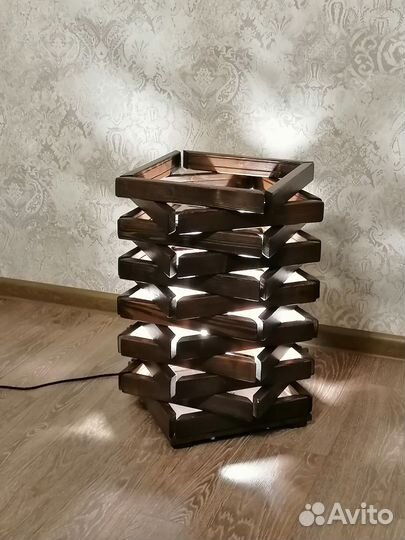 Светильник напольный из дерева