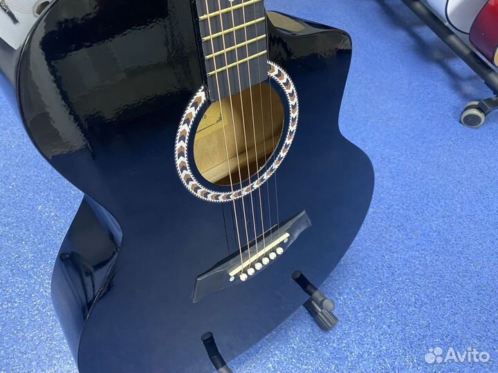 Акустическая шестиструнная полноразмерная гитара