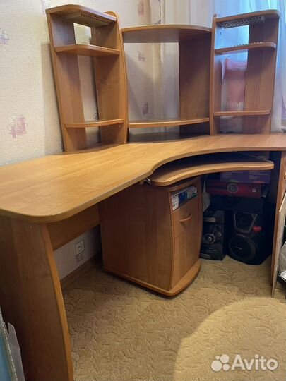 Угловой письменный стол с полками