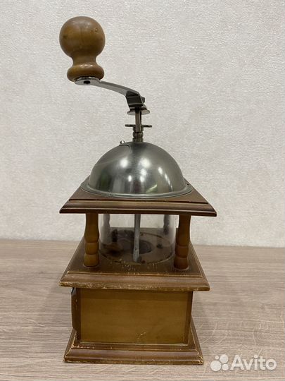 Кофемолка с деревянным основанием