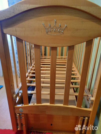 Детская кроватка с маятником и ящиком