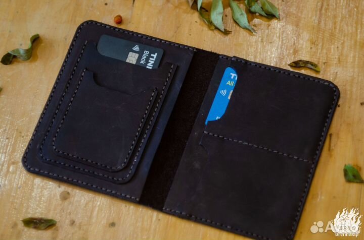 Кожаная обложка на паспорт ручной работы