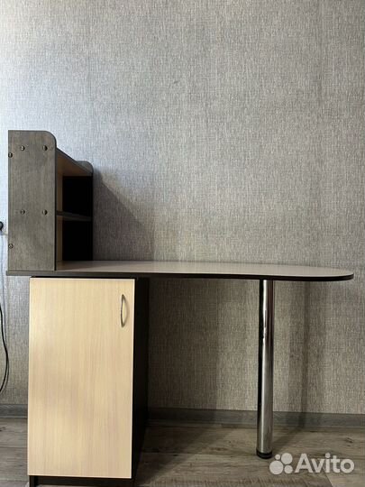 Маникюрный стол