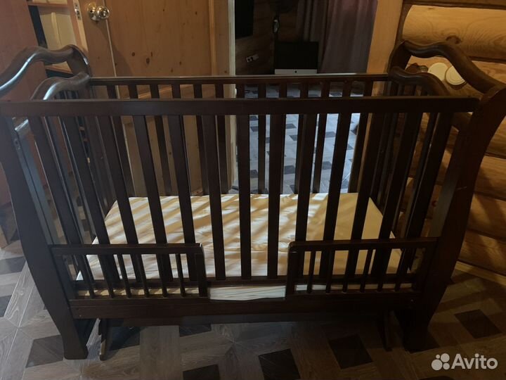 Детская кроватка с поперечным маятником