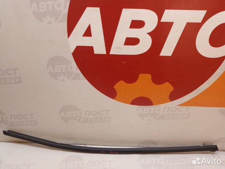 Молдинг стекла задний правый Volkswagen Jetta A6