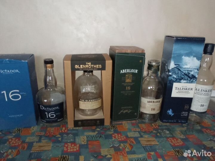 Бутылки и коробки из-под коньяка и виски