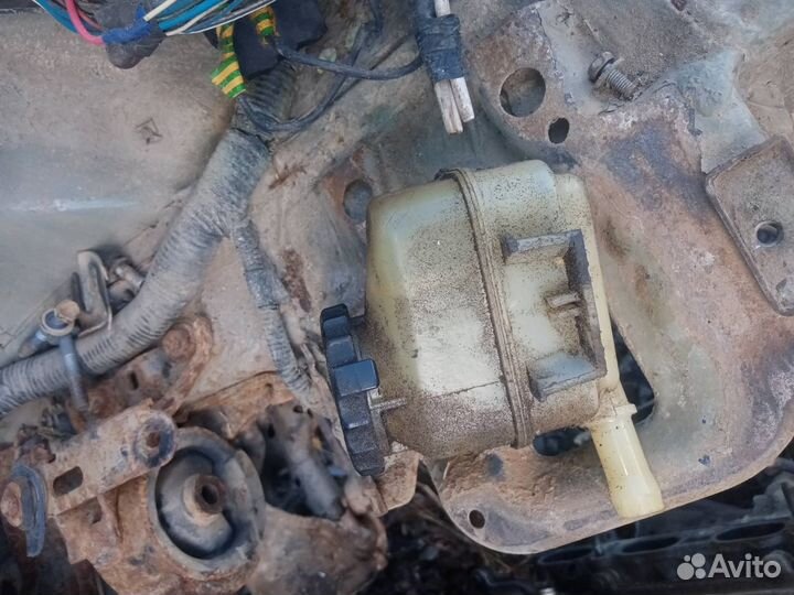 Бачок гура Toyota Avensis 1