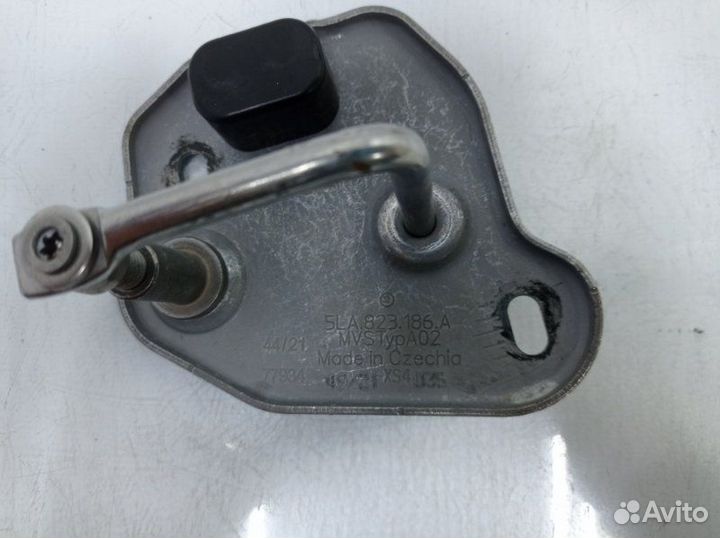 Крюк замка капота правый Skoda Kodiaq 1 NS7 до