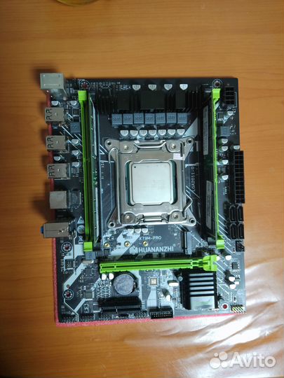 Материнская плата с процессором и памятью