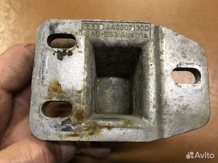 Крепления бампера перед права Audi A6 C4 1995г