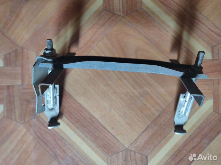 Крепление аккумулятора