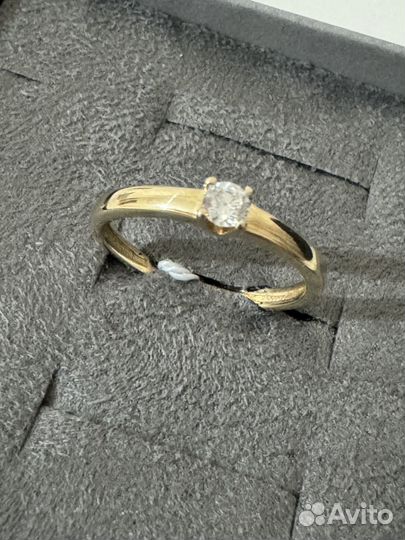 Золотое кольцо с бриллиантом