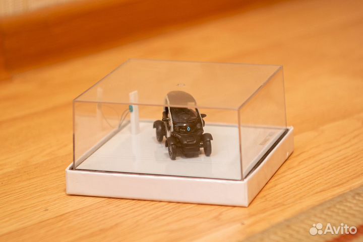 Модель автомобиля Renault Twizy 1:43