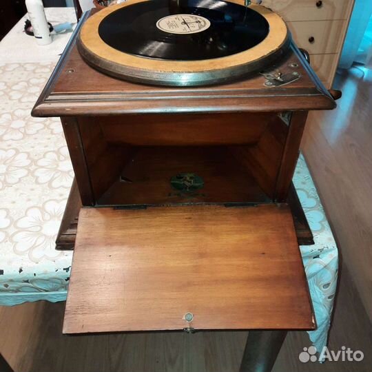 Граммофон swiss. Старинный.Швейцария
