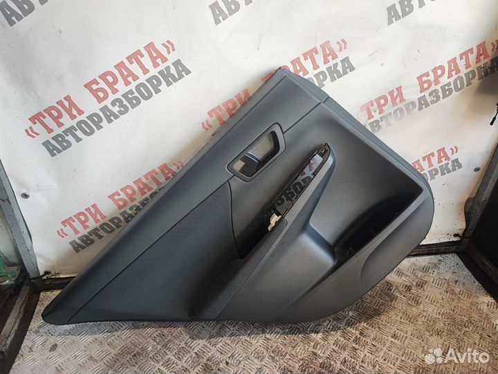 Тойота Камри Обшивка задней двери Лев