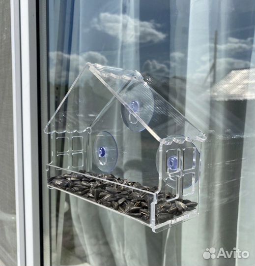 Кормушка для птиц на окно