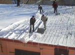 Уборка снега с крыши сброс снега с крыши