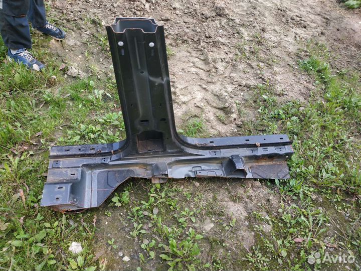 Порог с центральной стойкой Ssang Yong Actyon New