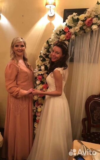 Ведущая в паре с диджеем