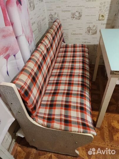 Стол,диван,табуретки на кухню