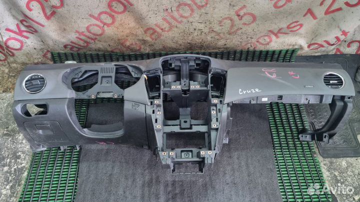 Торпедо Chevrolet Cruze J300 F18D4 2010