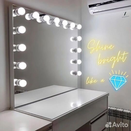 Гримёрный столик визажиста с гримёрным зеркалом