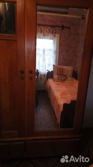 Старинный антикварный шкаф