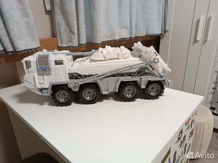 Машина военная с танком