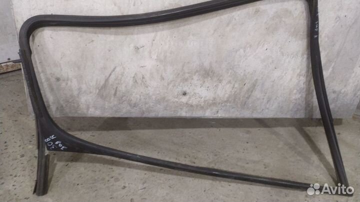 Peugeot 308 уплотнитель стекла задний правый