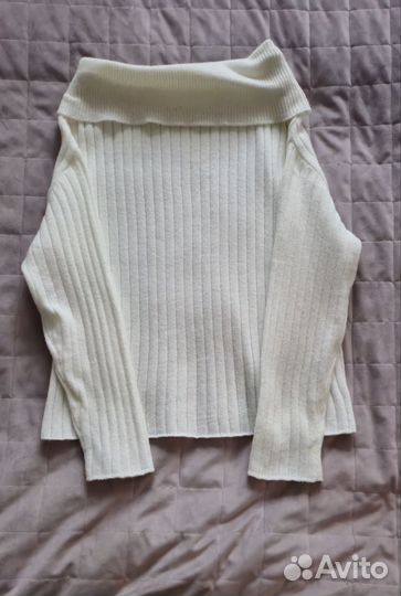 Свитер с открытыми плечами