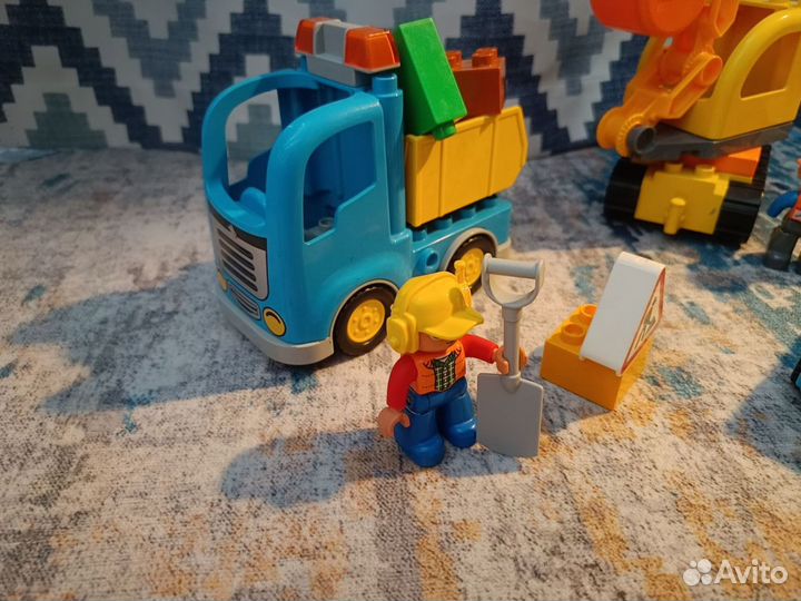 3 набора Lego Duplo: автобус, машинки, экскаватор