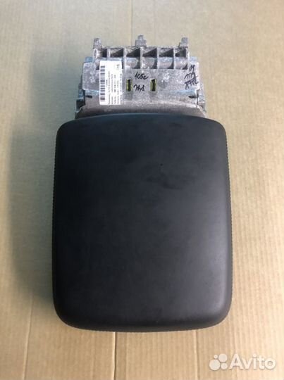 Крышка центрального подлокотника Audi Q7 4M