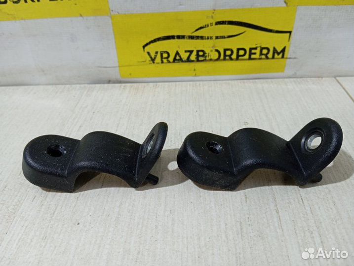 Кронштейн (сопут. товар) задний правый Renault