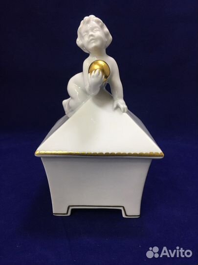Старинная шкатулка Путти с мячом Германия фарфор