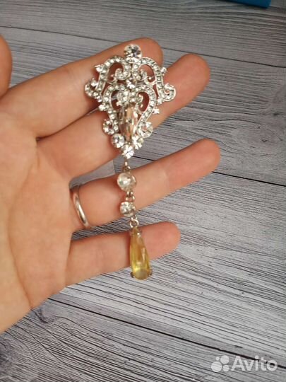 Крупные длинные серьги со стразами